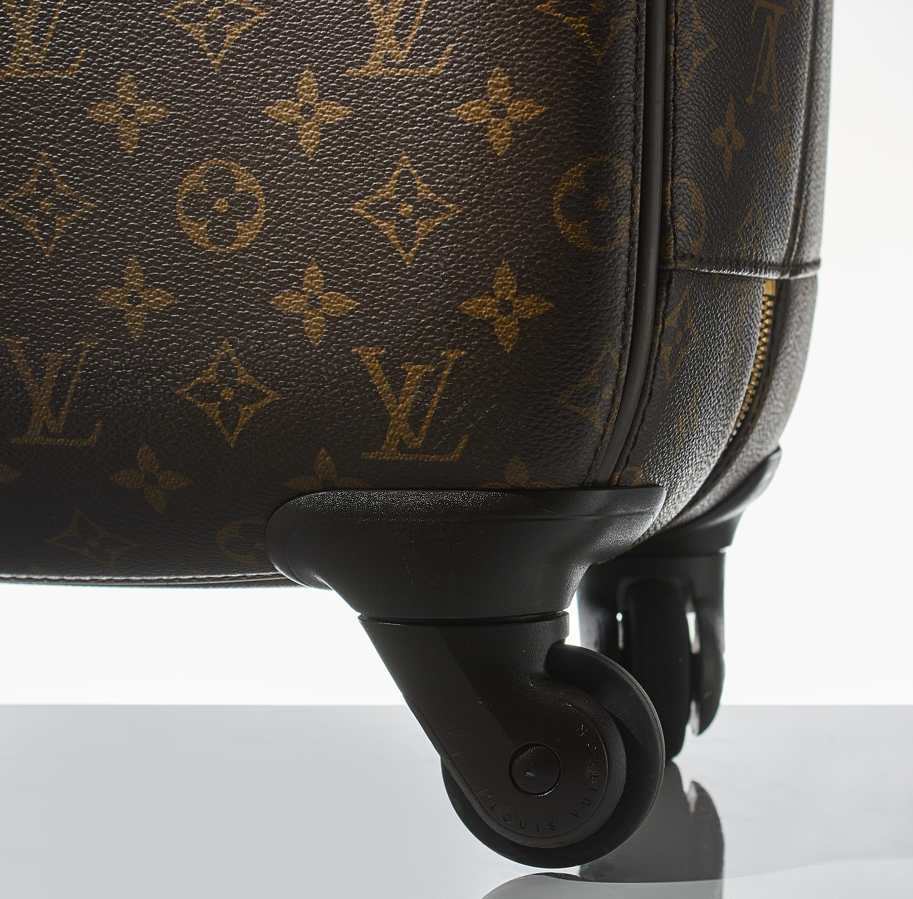 En guide till äkta Louis Vuitton - Auctionet